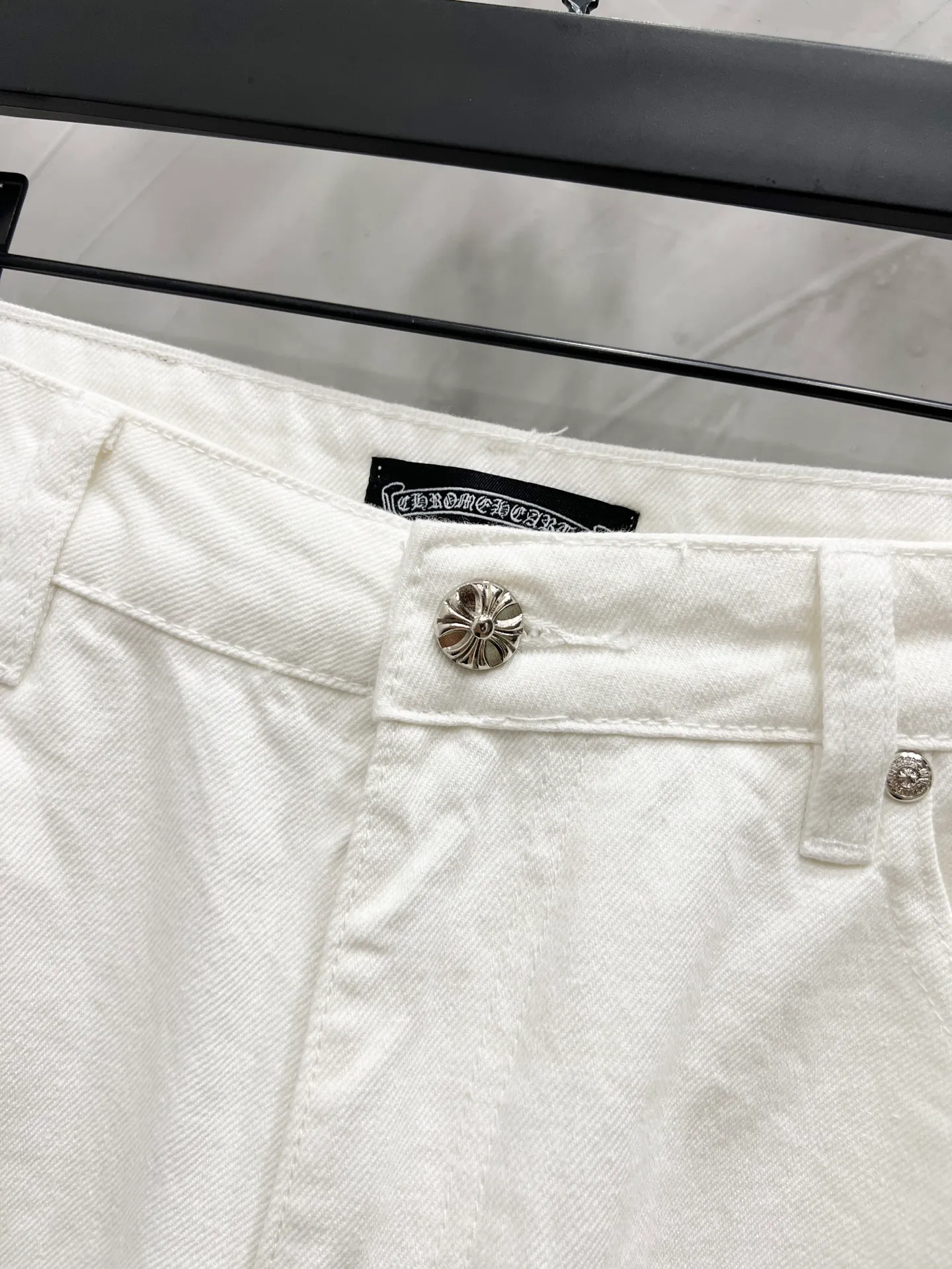 P220 Style number: [M911] Chrome hearts & Chrome hearts 25ss yellow cross patch leather jeans Chrome hearts’ logging pants are here! ! ! CH Croix Heart Double Knee Cross Patch Leather Bo1 Style Logging Pants Straight-leg Work Pants B136 Croix Heart Cross Sanskrit Overalls Price 24W Level, patchwork cross pattern embellishment, high-waisted washed jeans! ! Absolutely high-end luxury products, 1.9W level god-level single products, super popular products, made by top heavy industry, not to be missed. About Zangyin, this is an extremely luxurious fashion brand, which can also be called the nobles of the high street. It has always been an exclusive brand of some hipsters or rich second generation. Compared with ordinary high streets, it is more luxurious and noble. Compared with luxury brands, it has a more fashionable personality and has always been a brand that I have a special liking for. Imported yarn is custom-woven into a high-density twill canvas. While ensuring a stiff silhouette, the fabric feels very delicate. It follows the B01 classic silhouette. The upper body is stiff and stylish. The ready-made garments are stone-ground and fermented and can be matched with any style. Buttons and zinc-brushed washable genuine YKK retro metal products. Double-layered canvas on the front. Perfect details. All hardware is perfect. Size: 30-32-34-36 Color: white pants and yellow leather